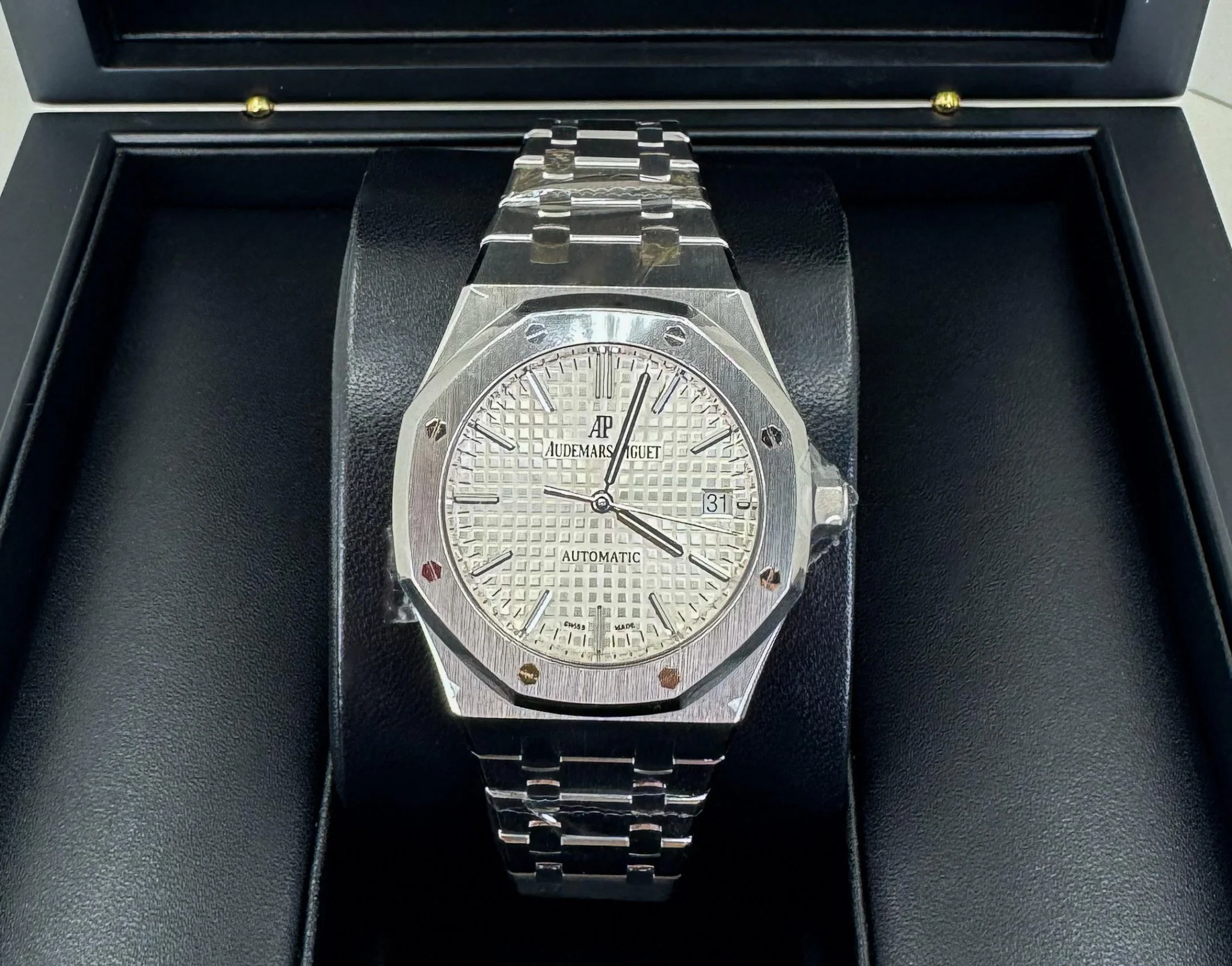 Audemars Piguet Royal Oak Selfwinding Watch - 41mm - Stainless Steel - Silver Dial - Calibre 3120-Silver Dial 41mm-15400ST.OO.1220ST.02 - Image 2