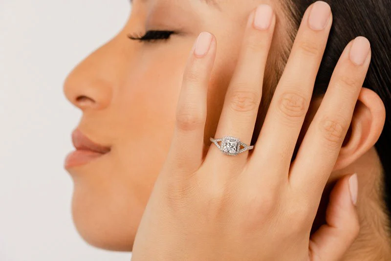 Captivating Diamond Square Frame Diamond Engagement Ring with 0.75 ct. (0.50 ct. center diamond) - Image 4