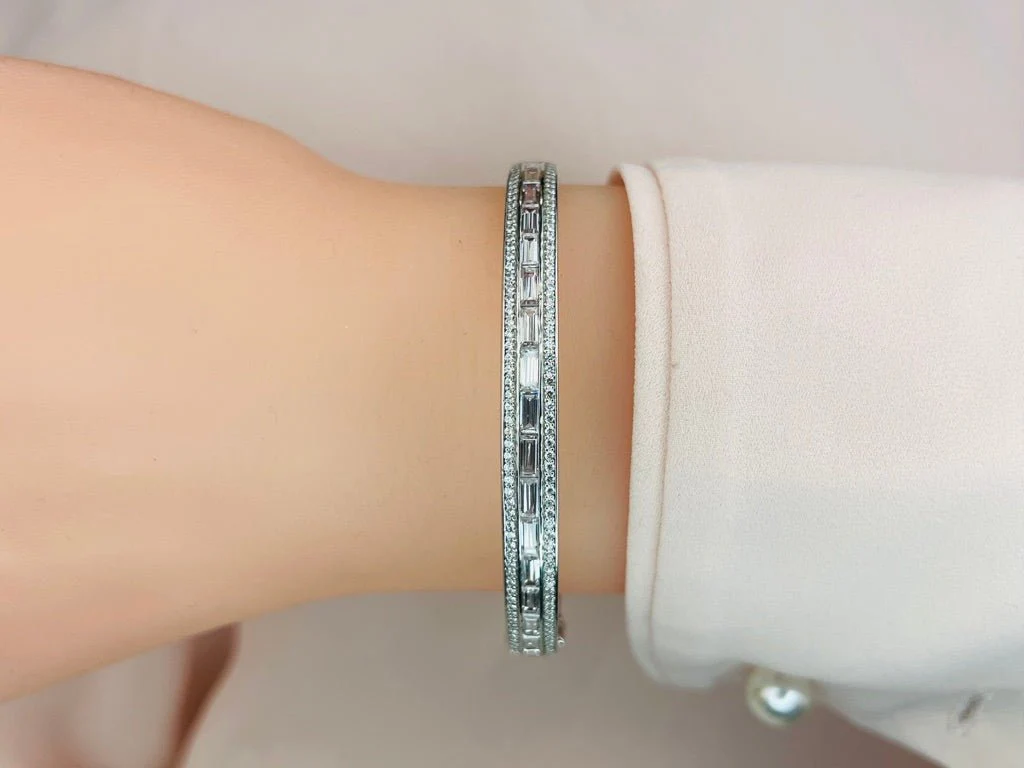 Dazzling Baguette And Round Diamond Bangle with 4.17 ct.(finished) 4.5x2mm, 1.1mm - Image 3