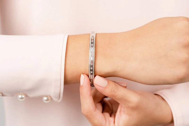 Dazzling Baguette And Round Lab-Grown Diamond Bangle with 4.17 ct.(finished) 4.5x2mm, 1.1mm - Image 4