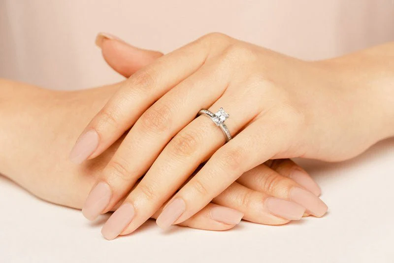 Exquisite Emerald Cut Diamond Engagement Ring with 0.91 ct. (0.70 ct. center diamond) - Image 4