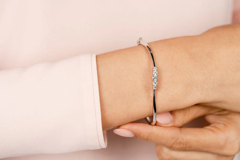 Fancy Five Curved Lab-Grown Diamond Bangle with 0.73 ct.(finished) 2.4mm, 3.5mm, 4.3mm - Image 4