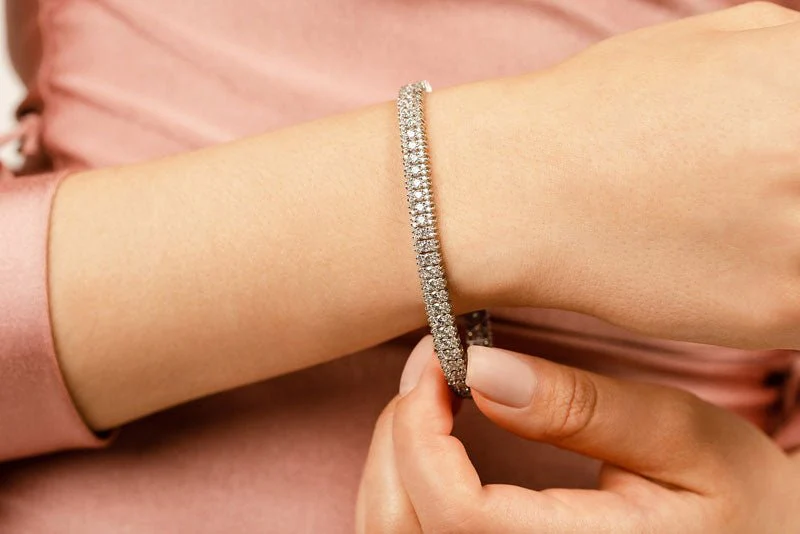 Flashy Prong Set Diamond Bracelet with 4.49 ct.(finished) 1.1mm, 2.1mm - Image 4