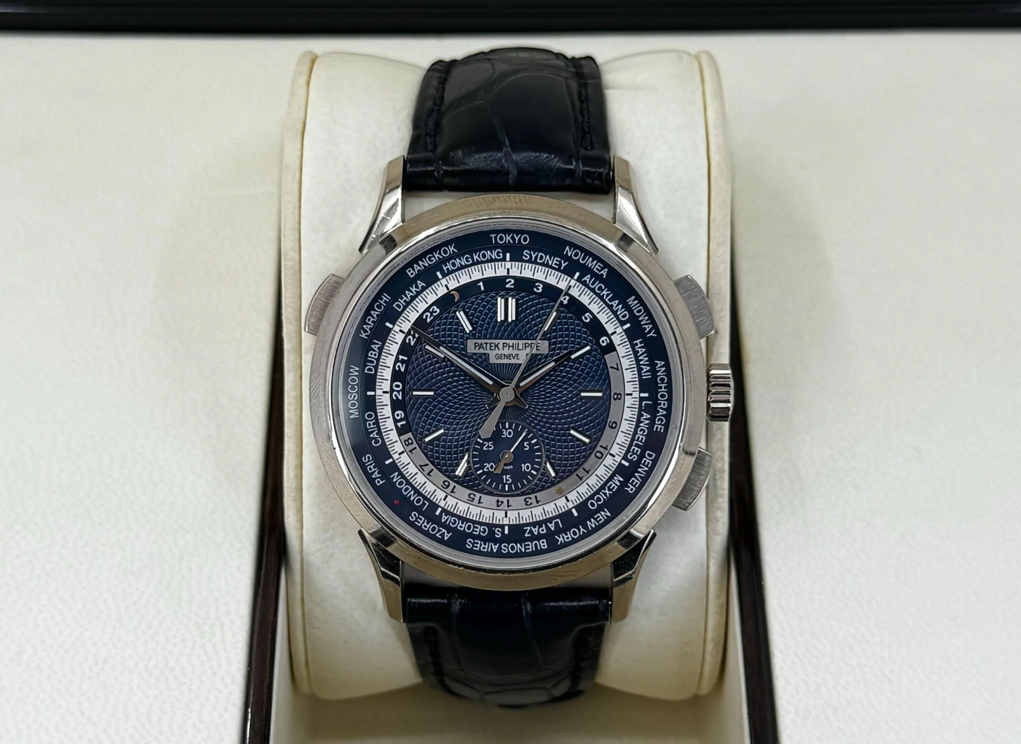 Patek Philippe 39.50mm Men Complications World Time Chronograph Watch Blue Dial 5930G - Image 3
