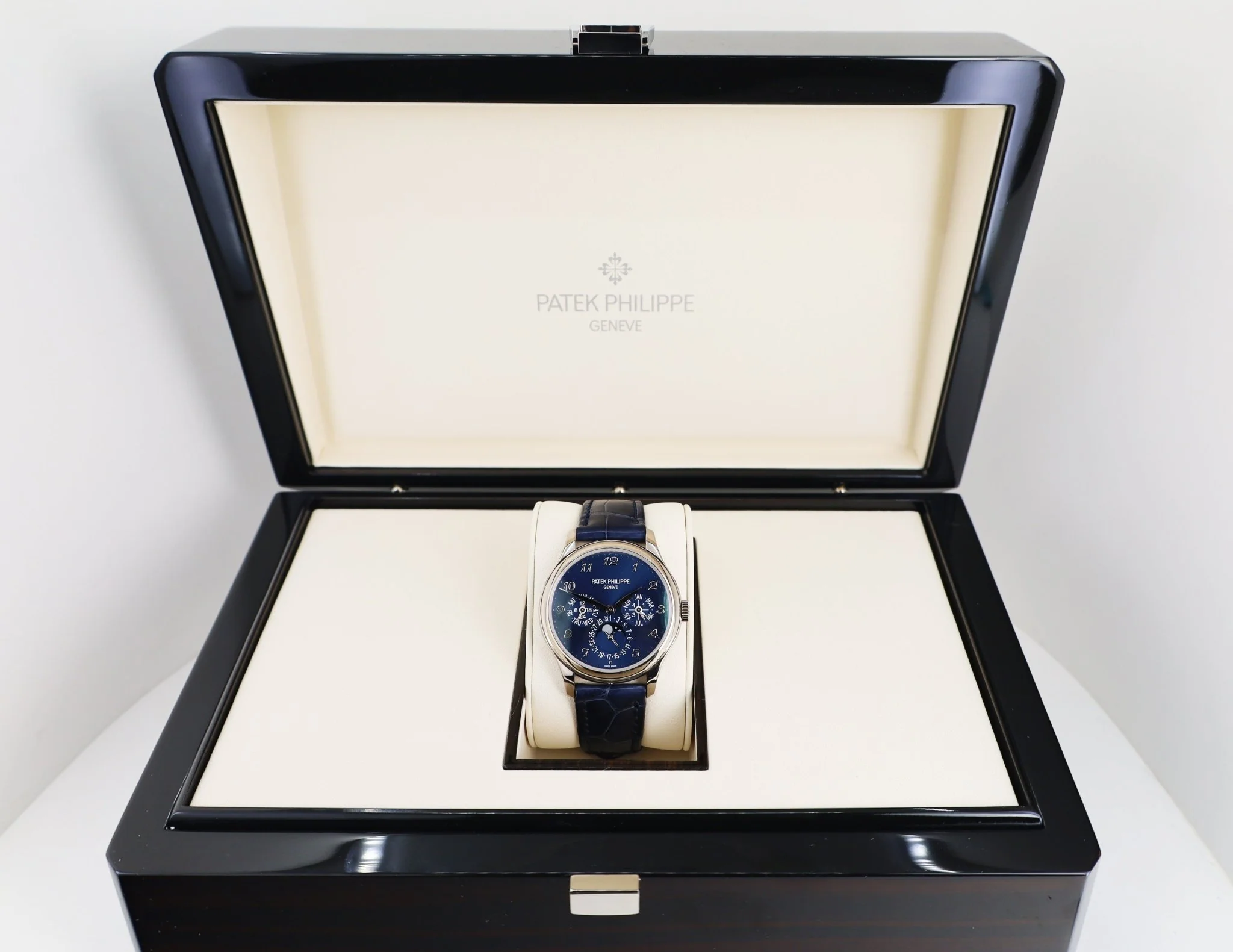 Patek Philippe Men Grand Complications Perpetual Calender Moonphase Watch - 5327G-001 - Image 3