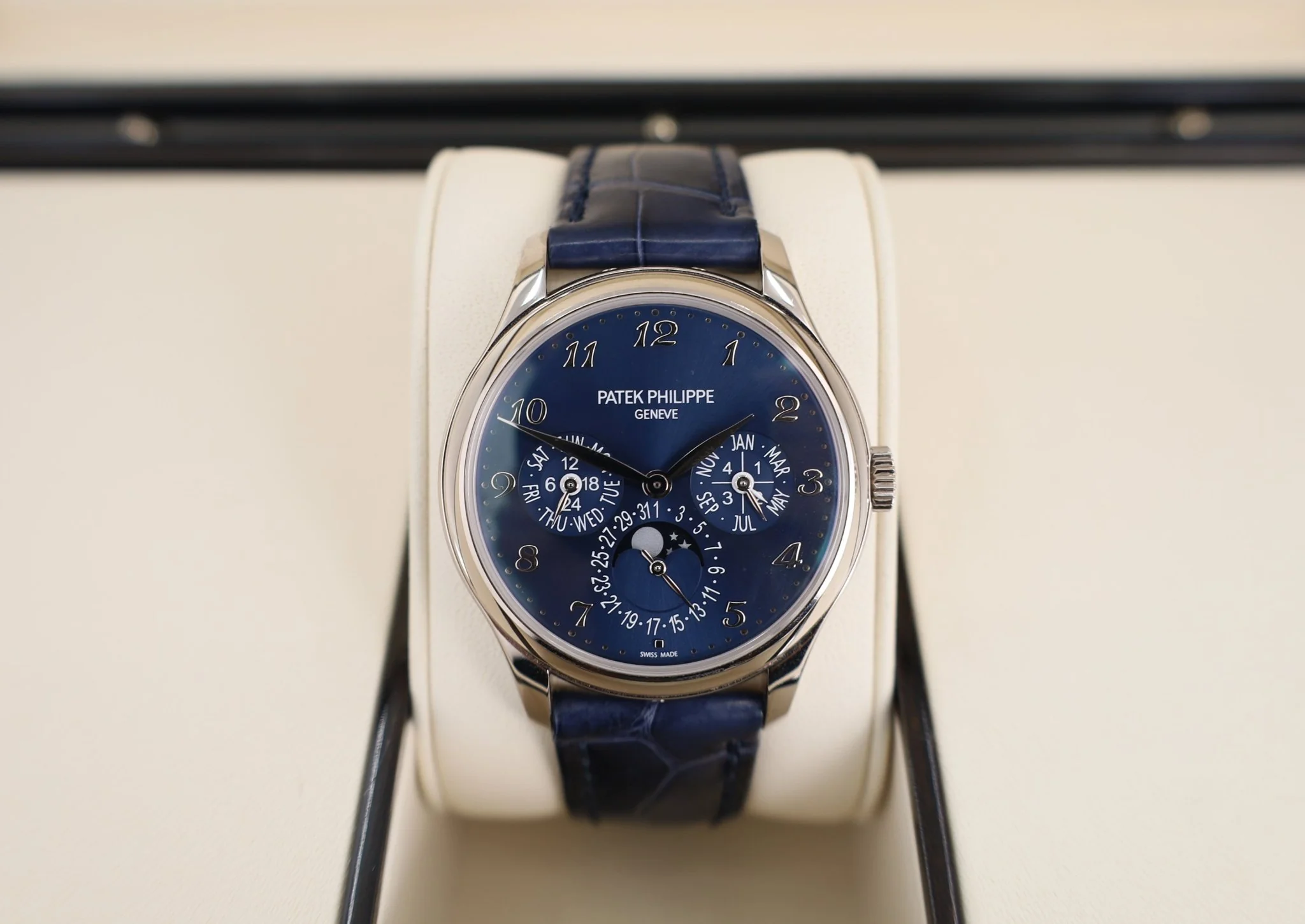 Patek Philippe Men Grand Complications Perpetual Calender Moonphase Watch - 5327G-001 - Image 4