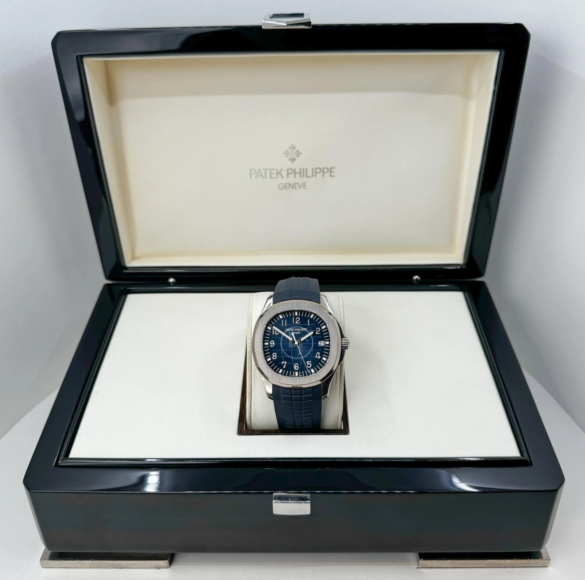 Patek Philippe Men's Aquanaut Watch - 5168G-001 - Image 4