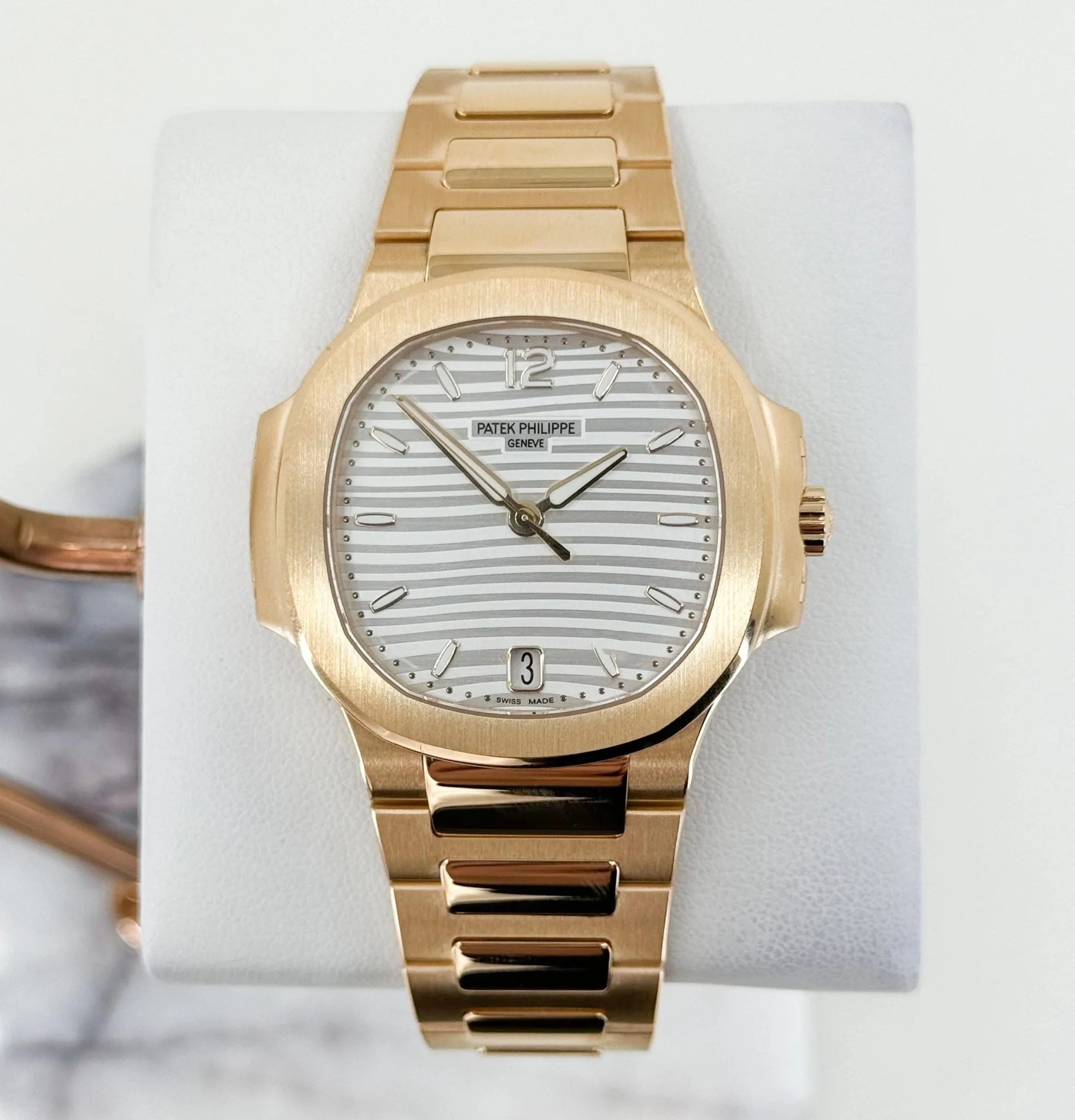 Patek Philippe Nautilus Ladies Automatic - 35.2 mm - Rose Gold - Silver Opaline Dial - 7118/1R-001 - Image 2