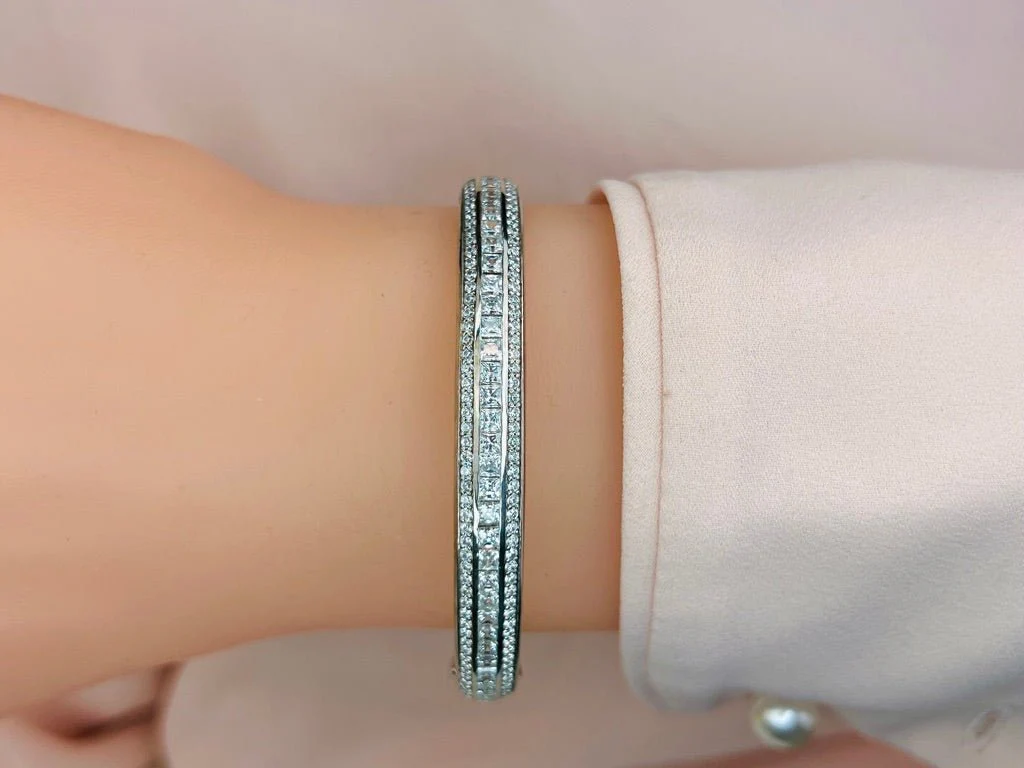 Princess Cut And Round Diamond Bangle with 3.77 ct.(finished) 1.3mm, 2.3mm - Image 3