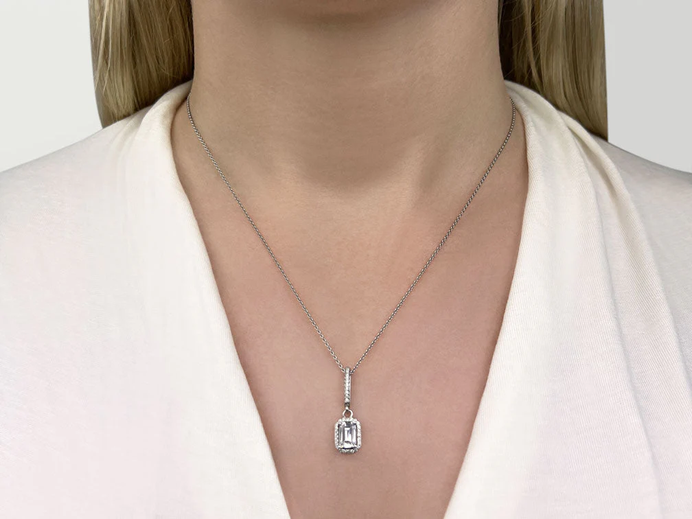 Ravishing Emerald Cut Diamond Pendant with 0.65 ct. (0.50 ct. center diamond) - Image 3