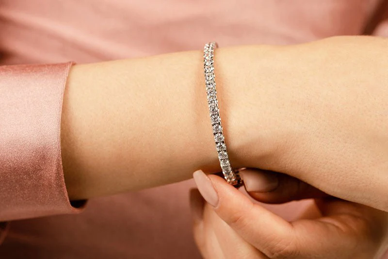 Shared Prong Oval Diamond Bangle with 3.96 ct.(finished) 3.6mm - Image 4