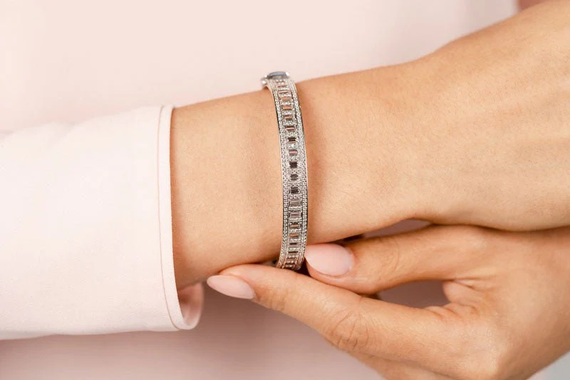 Sleek And Stylish Baguette Bangle Diamond with 4.30 ct.(finished) 4x2mm, 1.1mm - Image 4