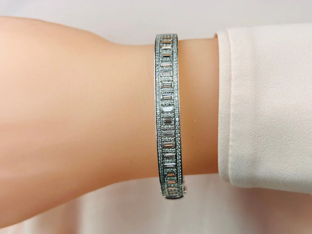Sleek And Stylish Baguette Lab-Grown Diamond Bangle with 4.30 ct.(finished) 4x2mm, 1.1mm - Image 3
