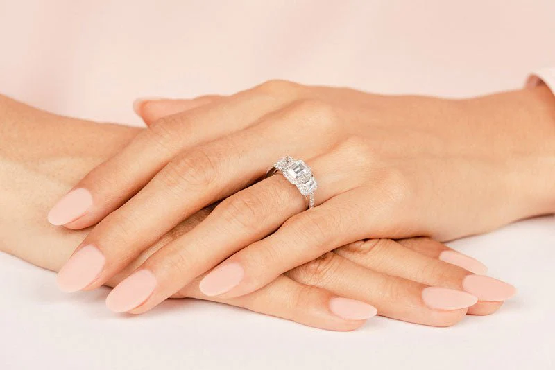 Sparkling Three Stone Emerald Cut Diamond Engagement Ring with 1.90 ct. (1.00 ct. center diamond) - Image 5