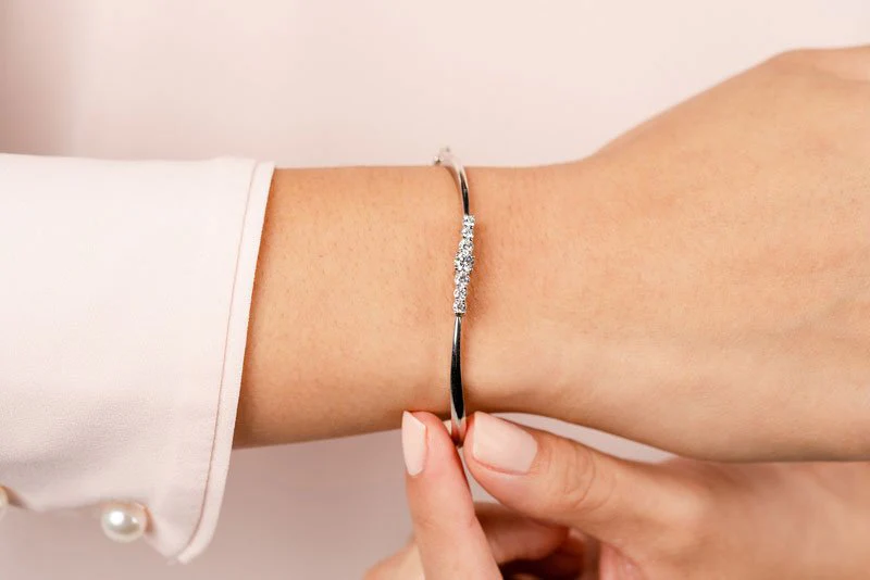 Stylish Seven Stone Diamond Bangle with 0.70 ct.(finished) 2.5mm, 3mm, 4mm - Image 3
