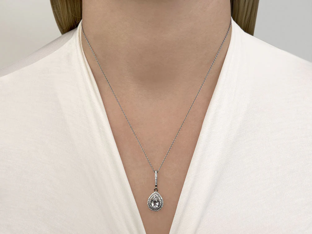Vintage Teardrop Diamond Pendant with 0.59 ct. (0.30 ct. center diamond) - Image 3