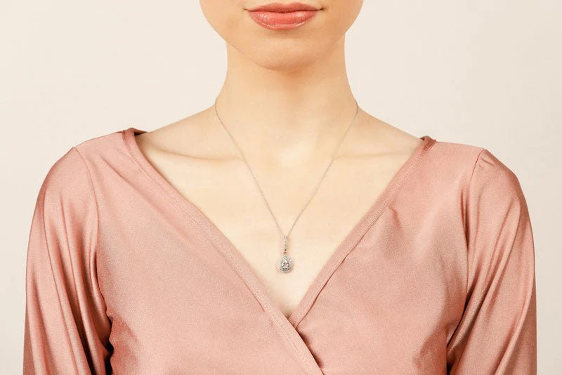 Vintage Teardrop Diamond Pendant with 0.59 ct. (0.30 ct. center diamond) - Image 4